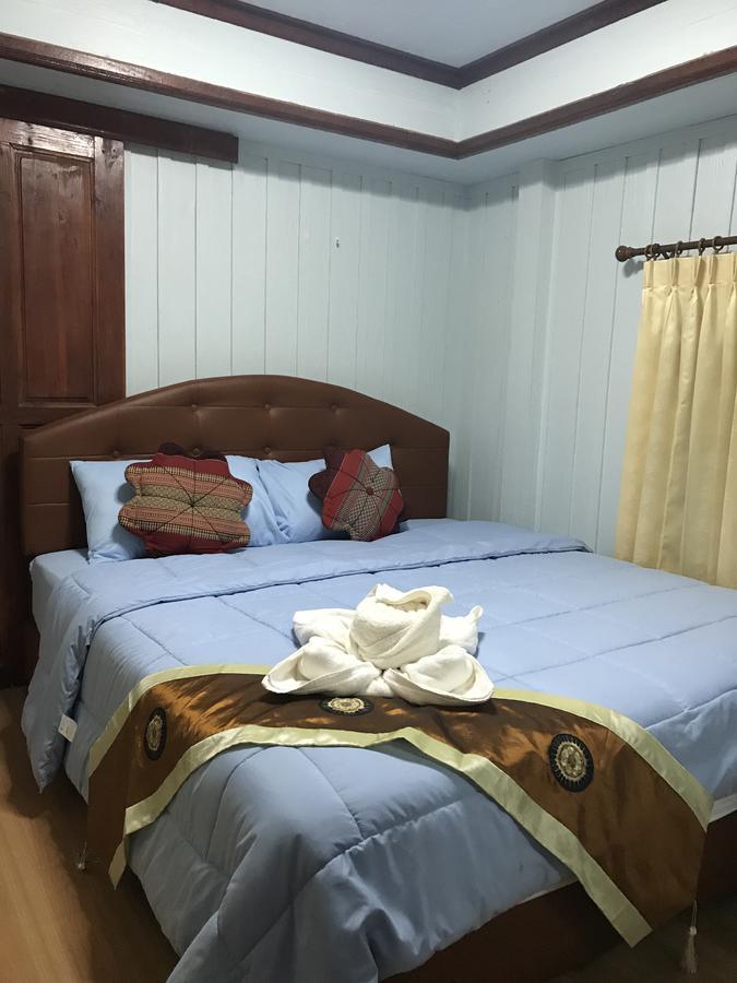 Resort บ้านเรือนไท Ban Ruenthai Muaklek 2*