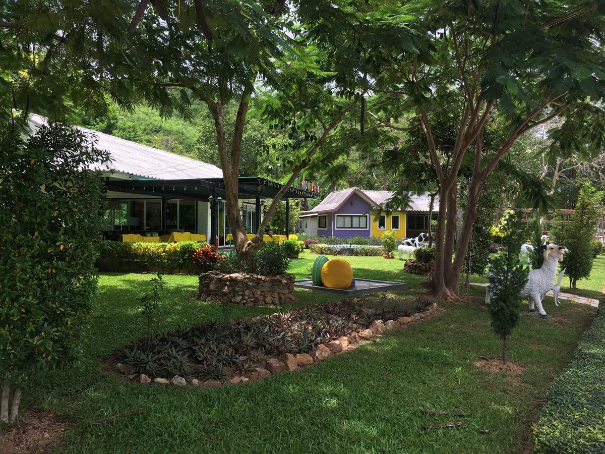 Baanraisooksangchan Resort