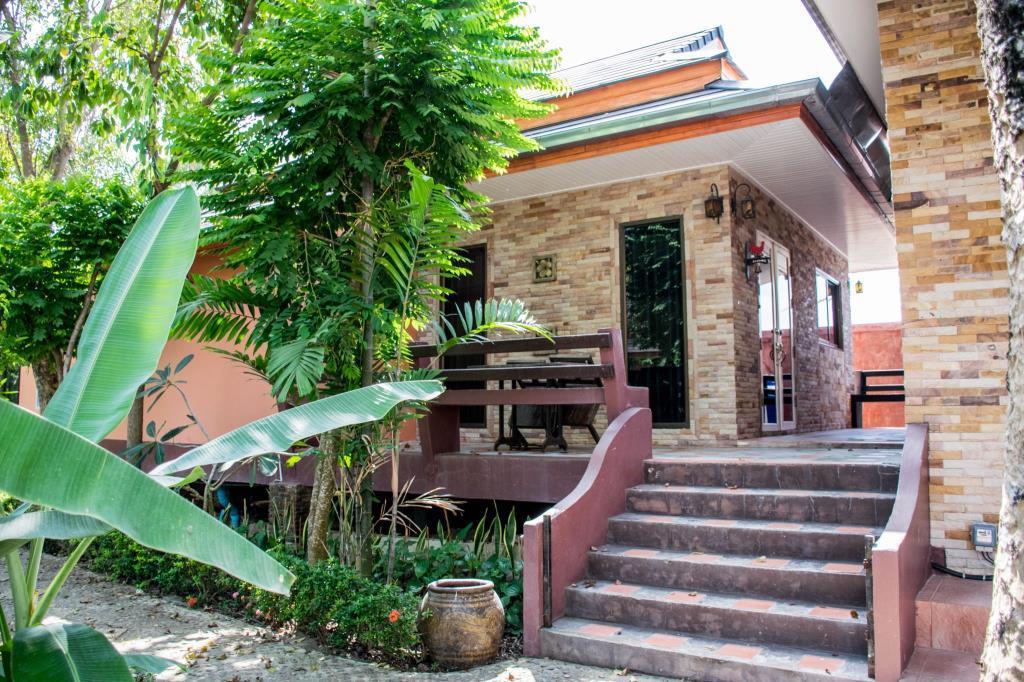 Phalaburi Resort 3*