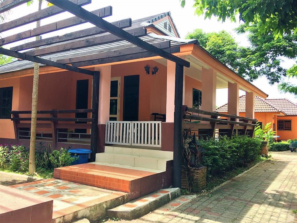 Phalaburi Resort 3*