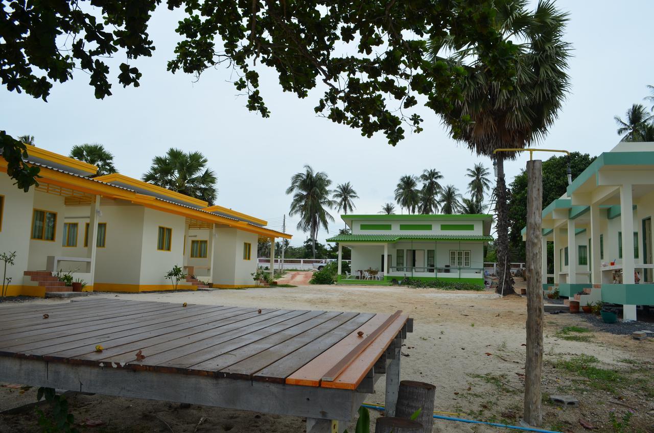 Baan Chomlay Resort Khanom