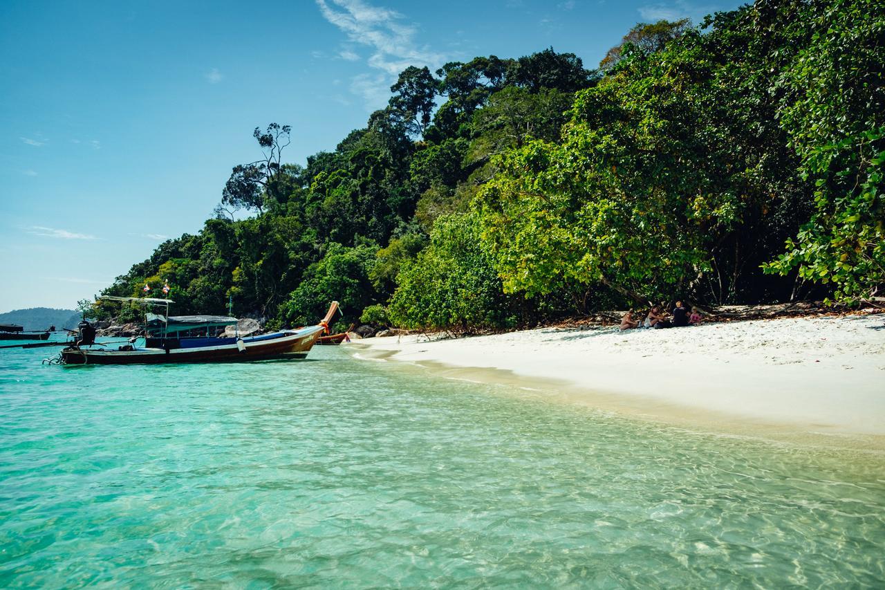 Hotel Adang Island