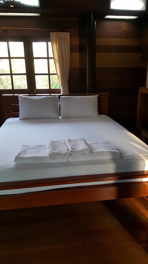 Ruean Mai Chai Khlong Resort Amphawa