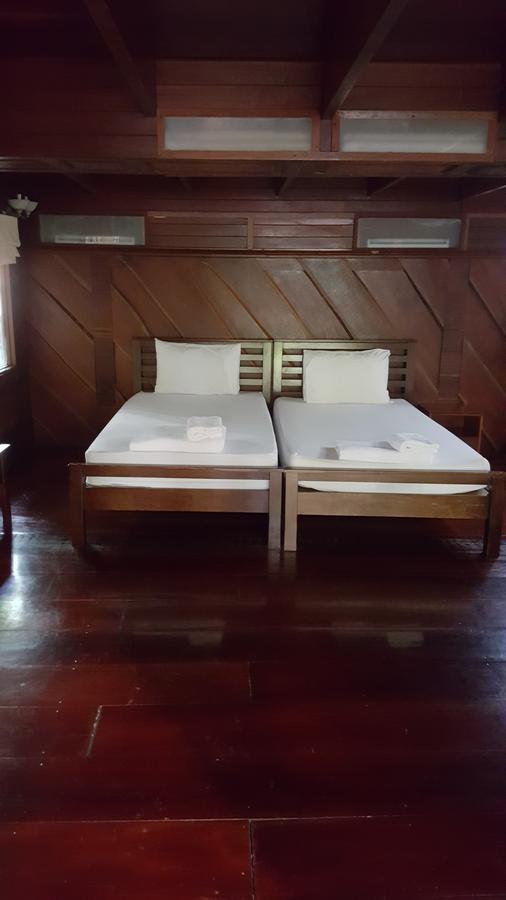Ruean Mai Chai Khlong Amphawa