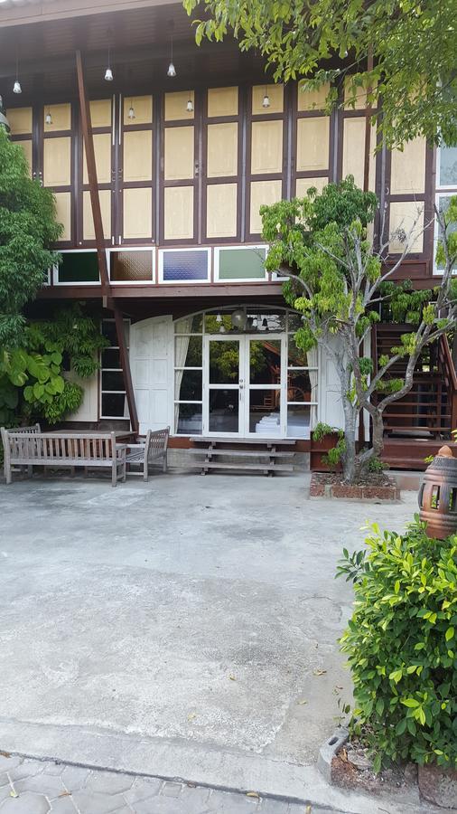 Ruean Mai Chai Khlong Amphawa