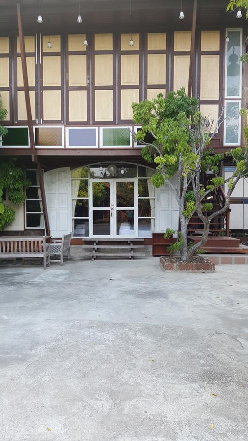 Ruean Mai Chai Khlong Amphawa