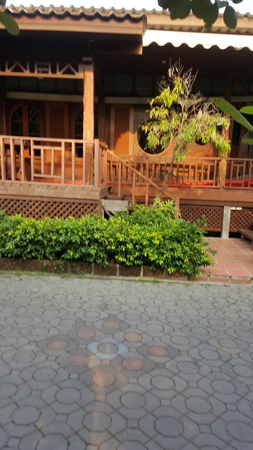 Ruean Mai Chai Khlong Amphawa