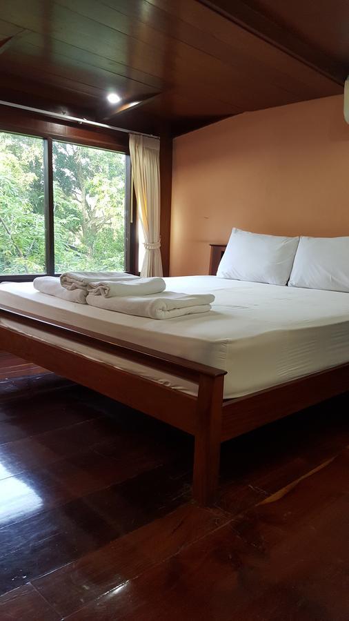 Ruean Mai Chai Khlong Resort Amphawa