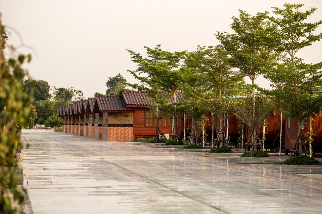 Prew Lom Chom Nam Ban Phan Sadet Nok