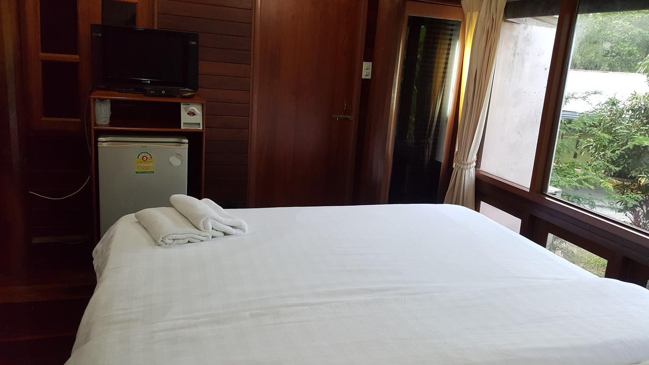 Ruean Mai Chai Khlong 3* Amphawa