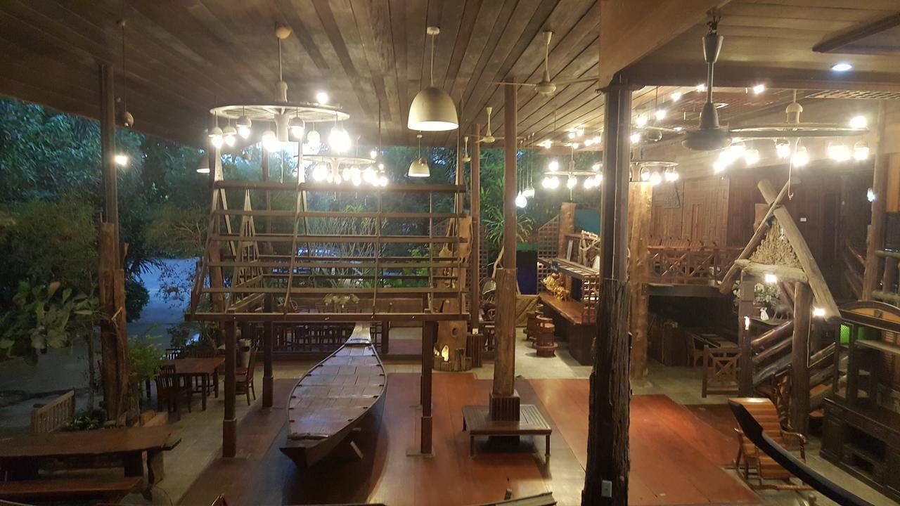 Ruean Mai Chai Khlong Resort Amphawa