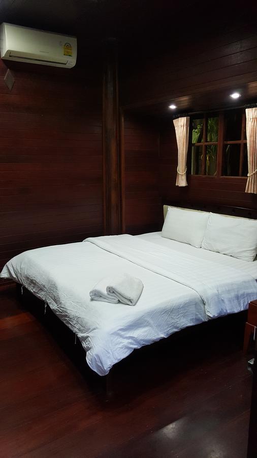 Ruean Mai Chai Khlong Amphawa