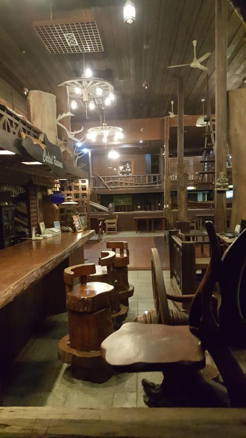 Ruean Mai Chai Khlong Amphawa