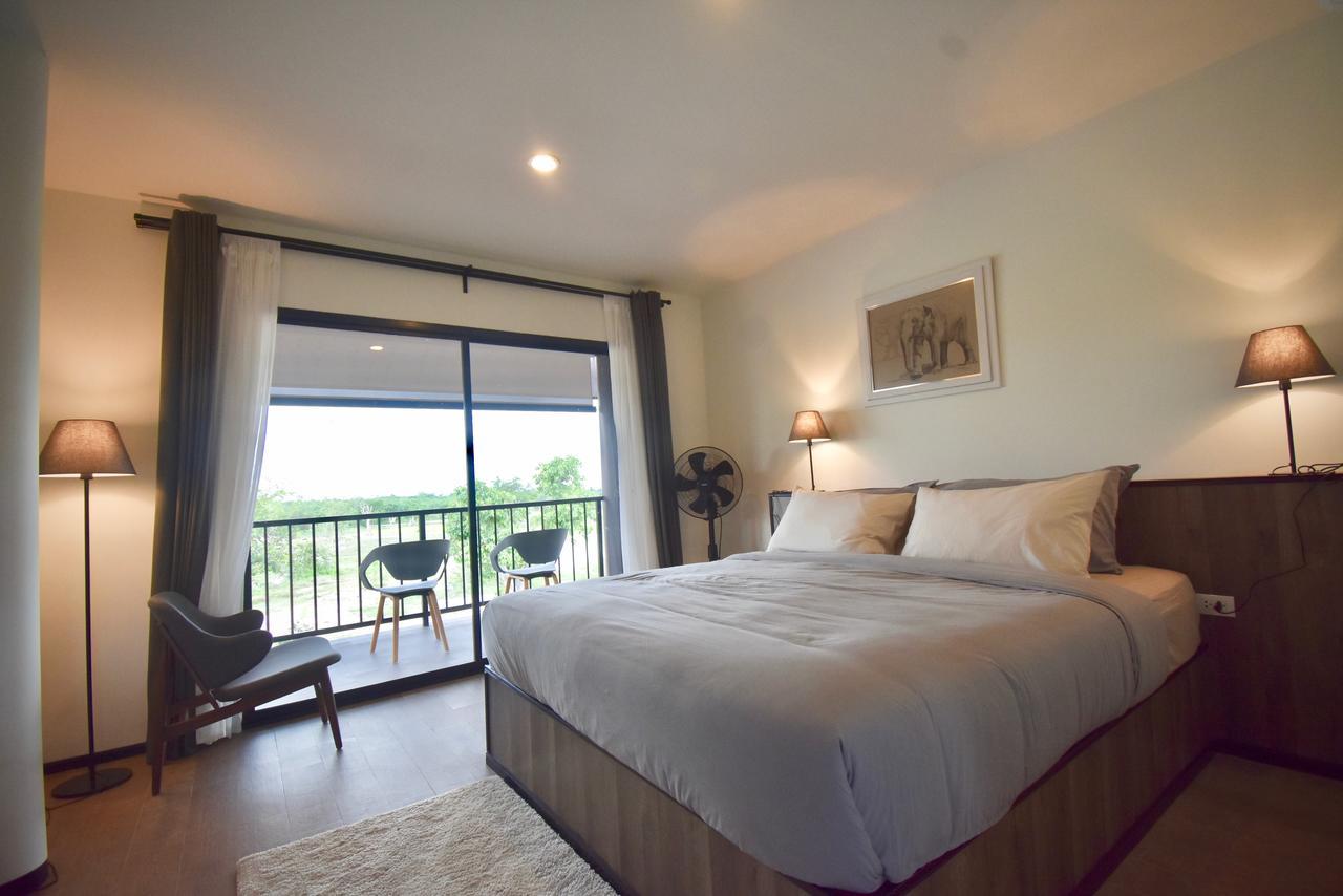 Resort I Phants