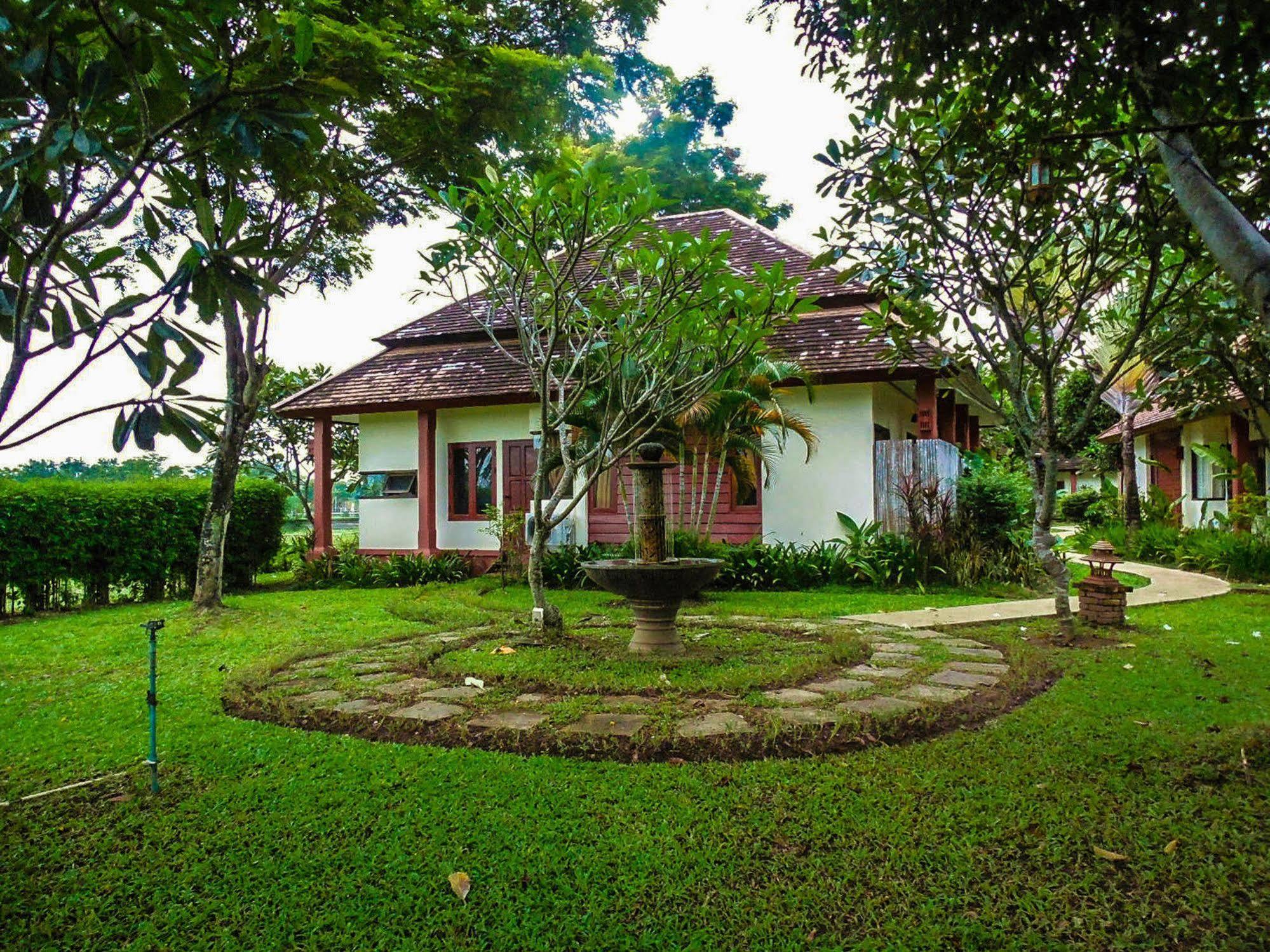 Palm Village 4*