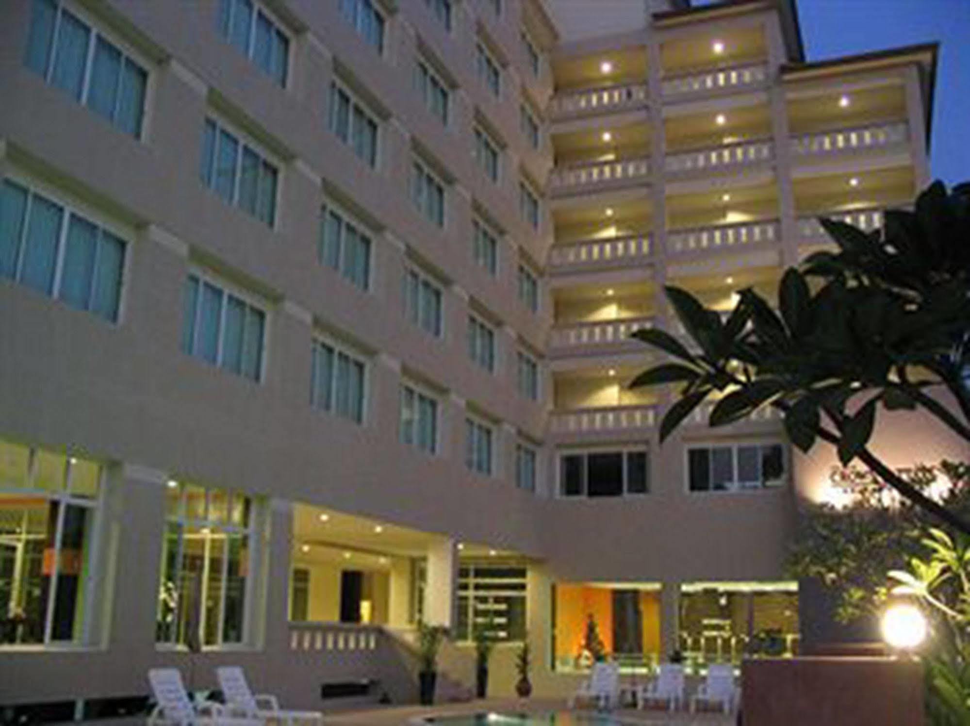 Crown Hotel 3*