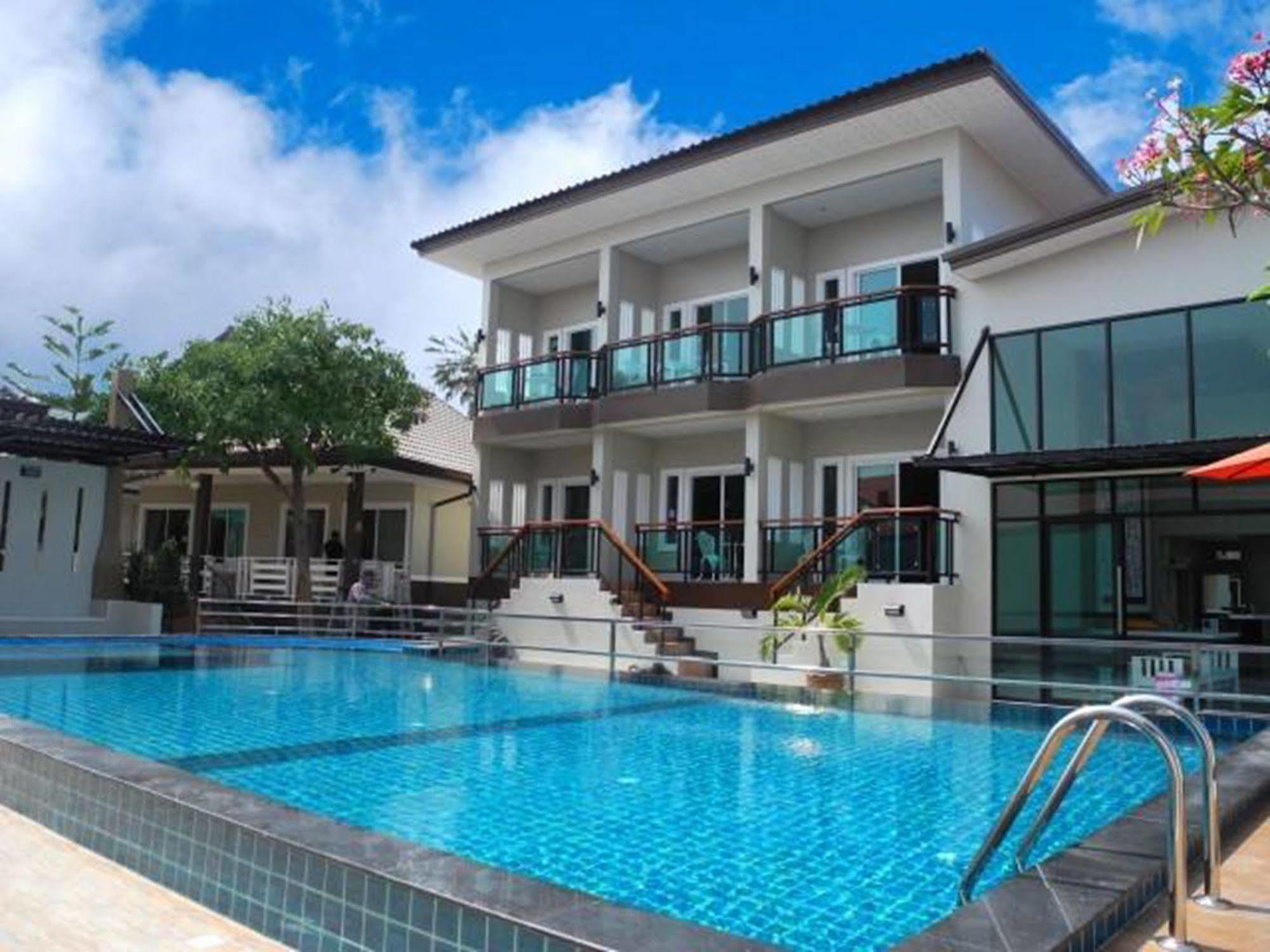 Hotel Bee Orchid Pool