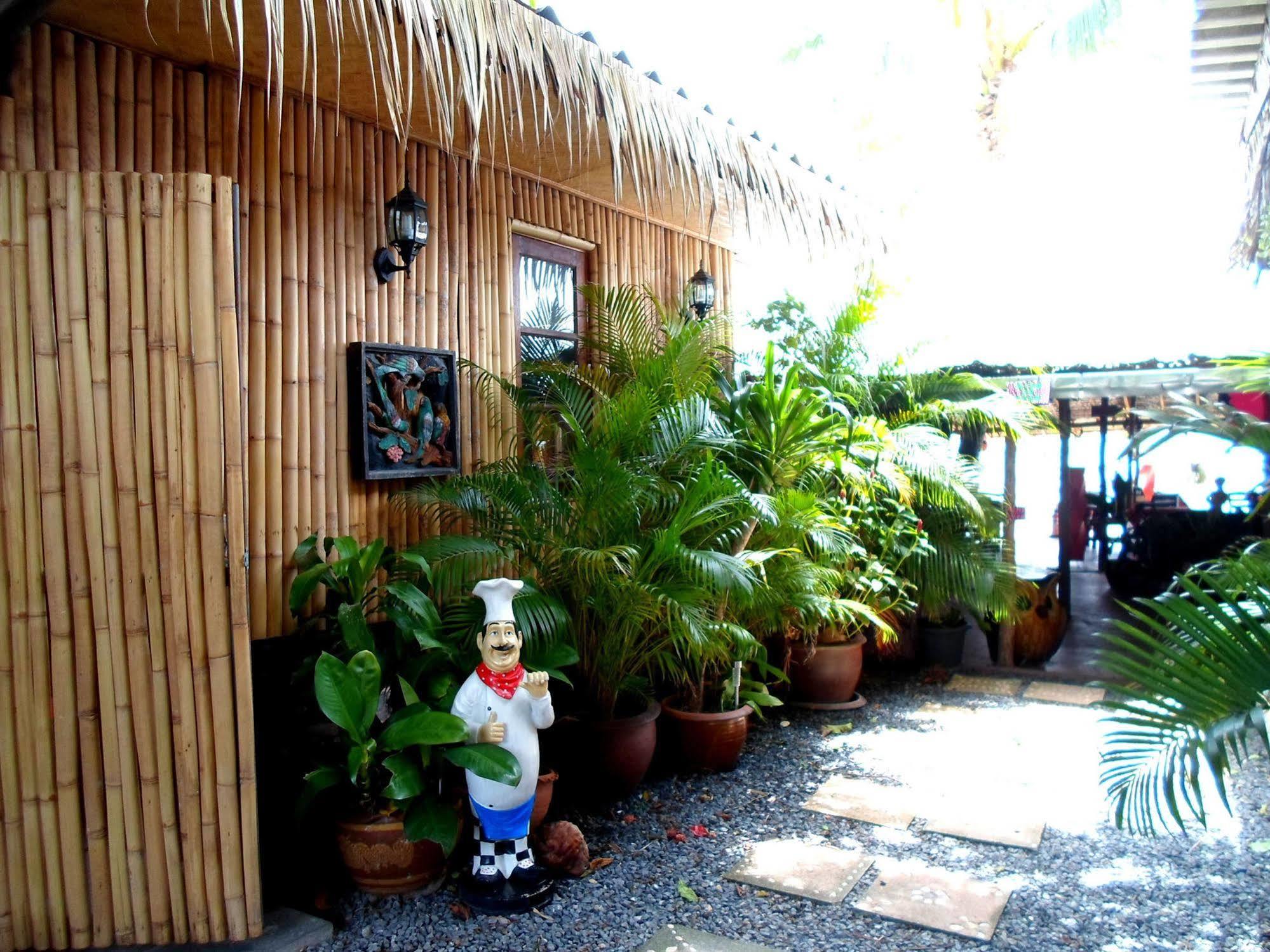 Hotel Tropical Footprints
