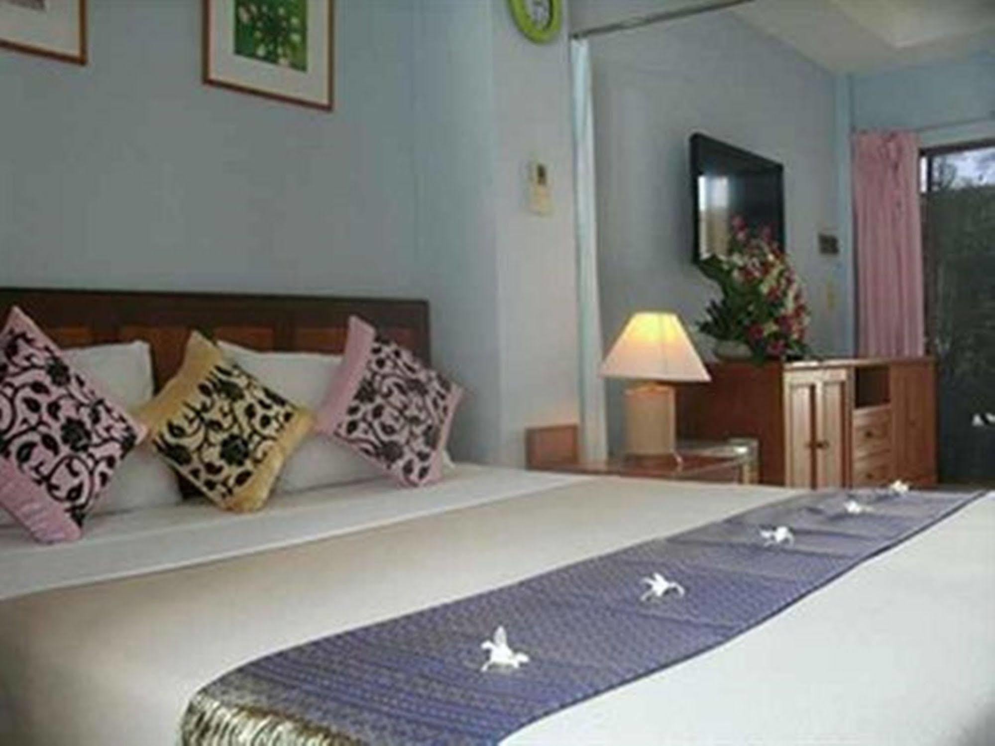 Club Near The By Plh Phuket *