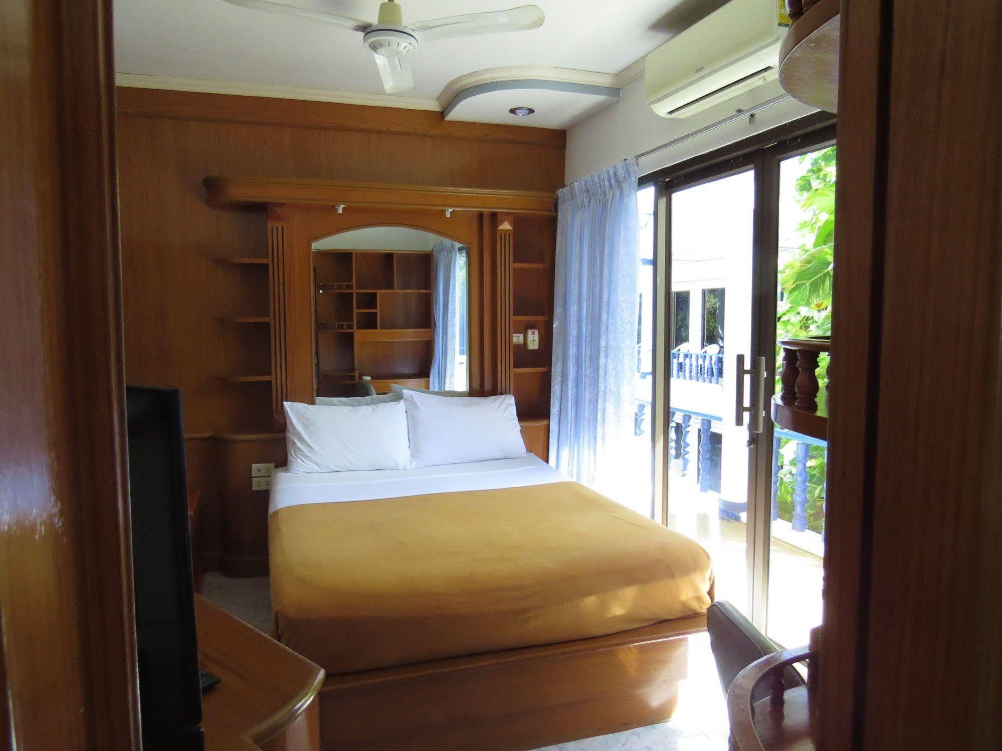 Club Near The By Plh Phuket Apartment *
