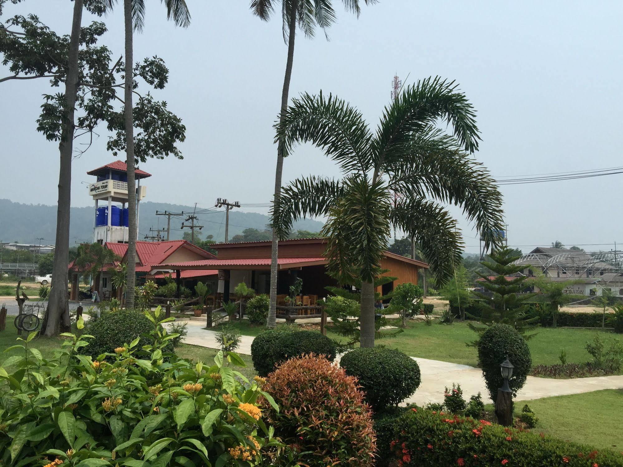 Hana Lanta Resort 2*