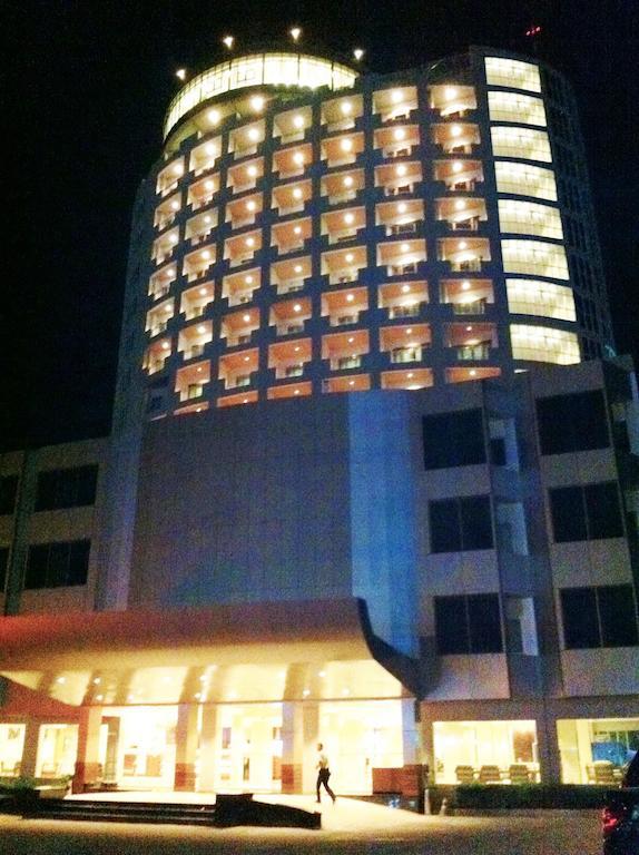 River Hotel