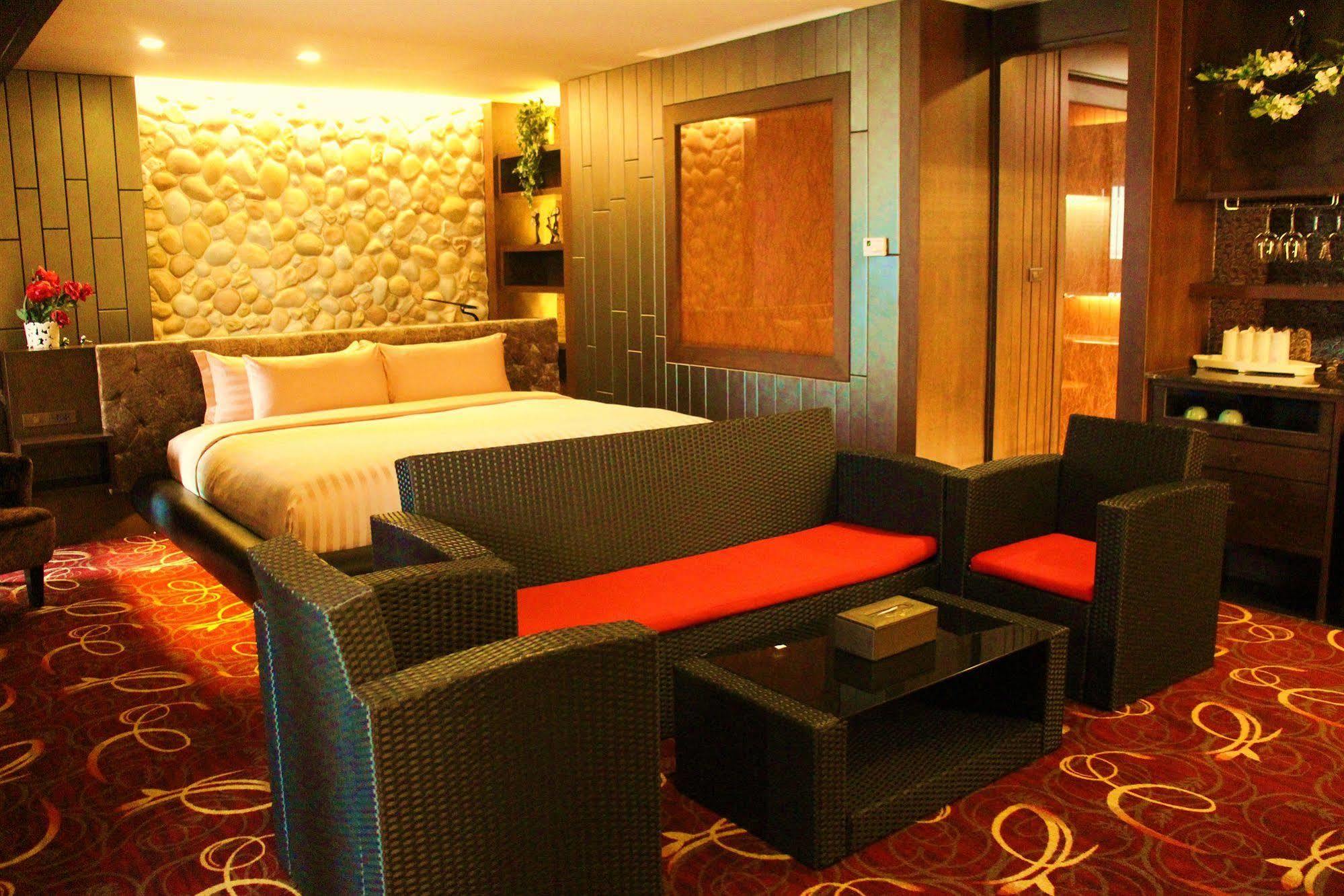 Maleewana & Hotel 3*