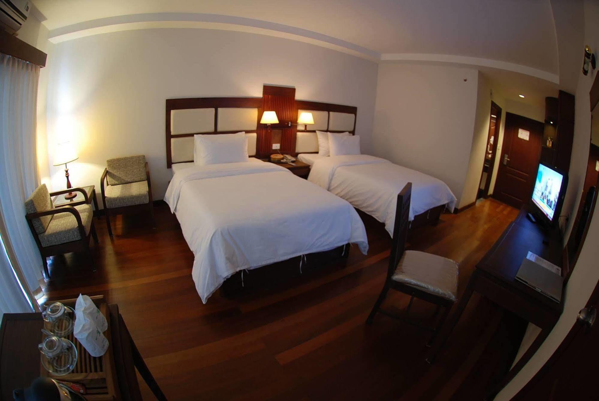 River Hotel 3*