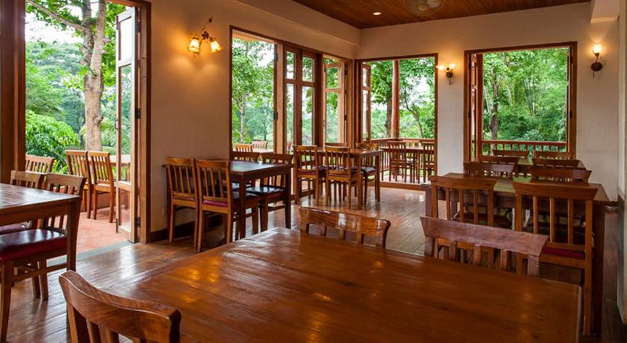 Riverhouse 3* Mae Sariang
