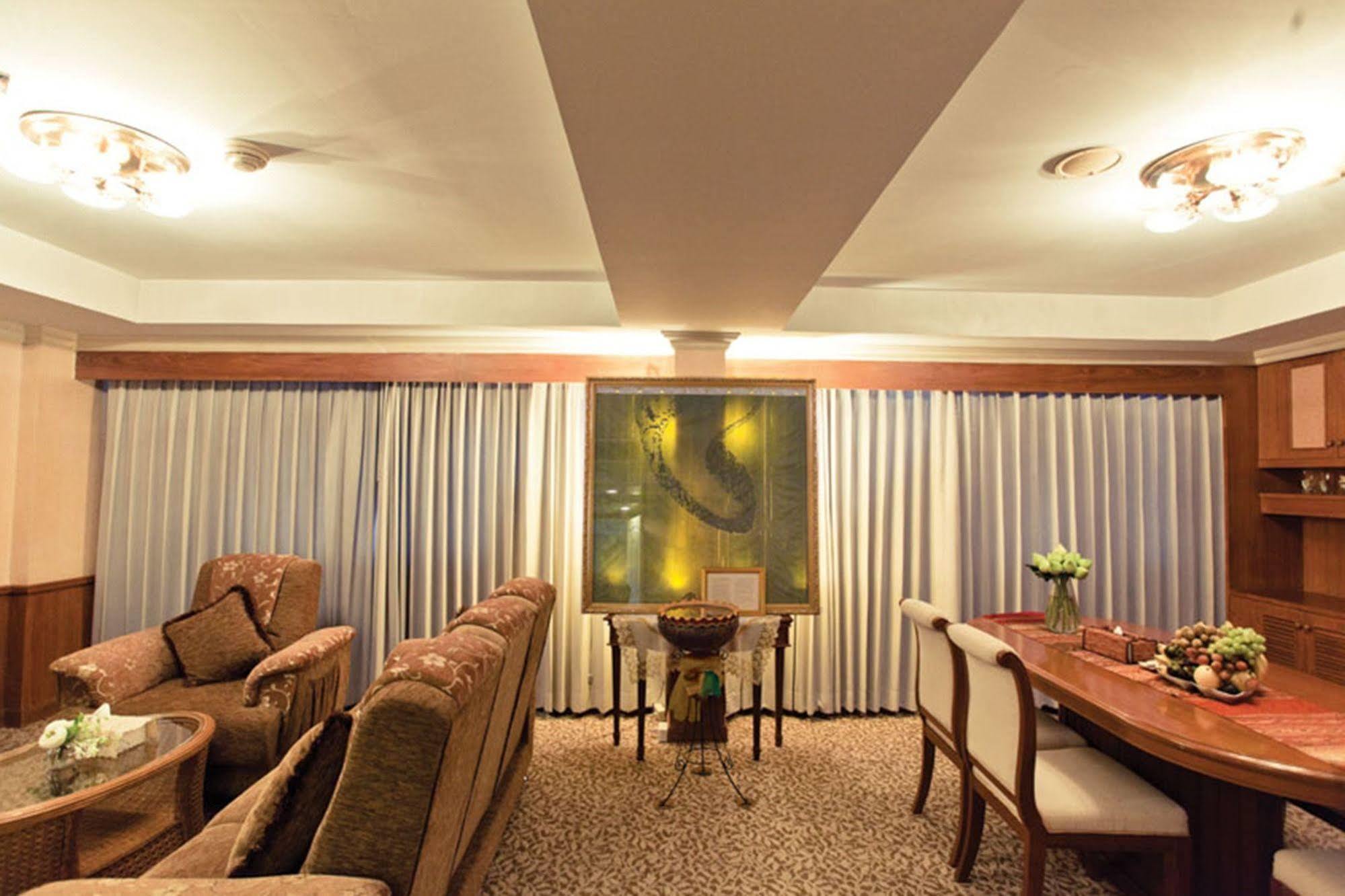Ploy Palace 4*