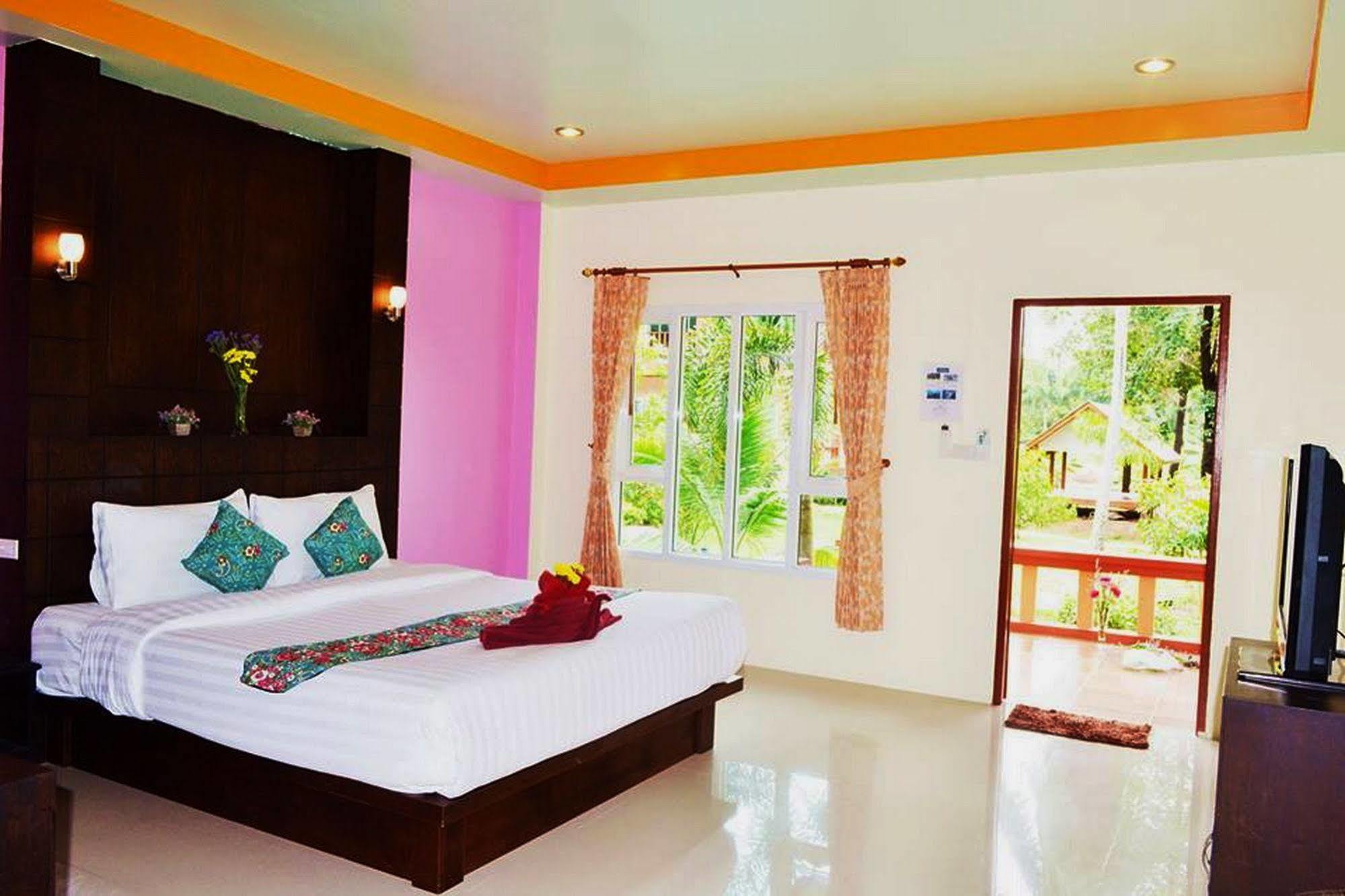 Peaceful , Long - Resort Koh Lanta