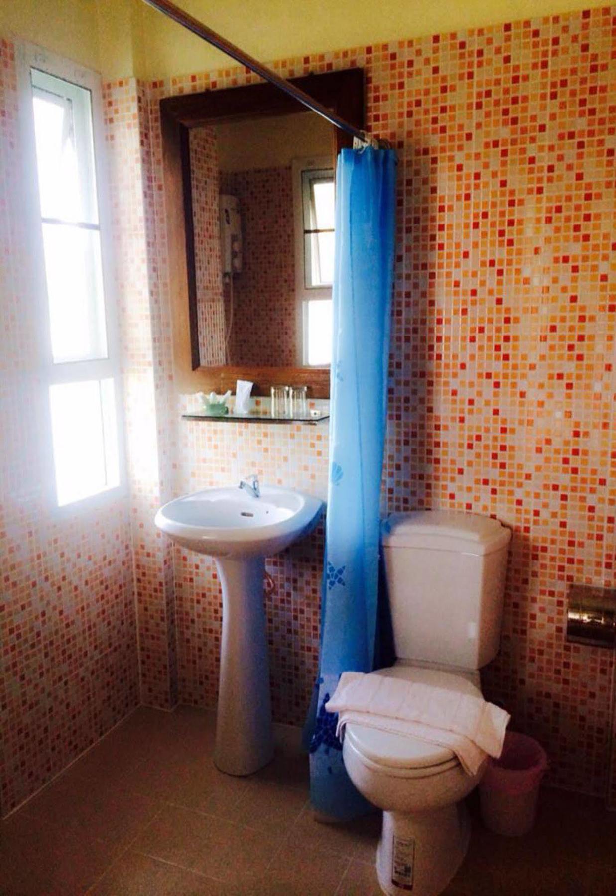 Ruen Narisra Hotel 2*