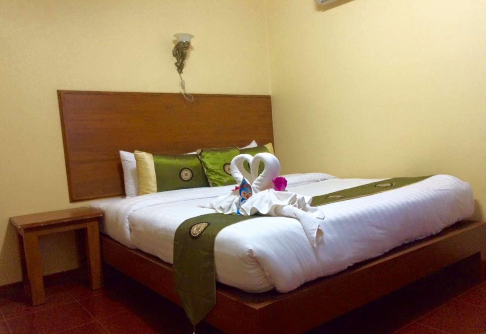 Ruen Narisra Hotel 2*