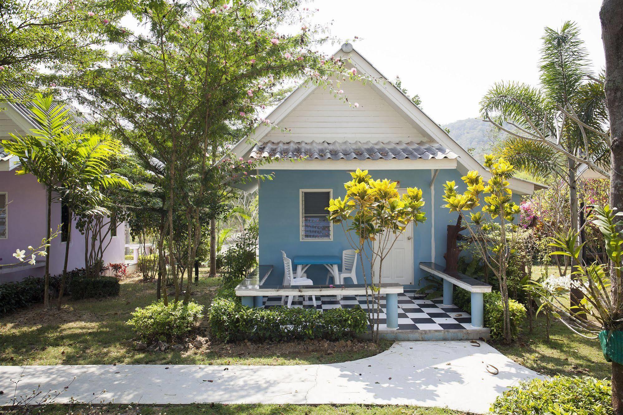 Baanraisooksangchan Resort 3*