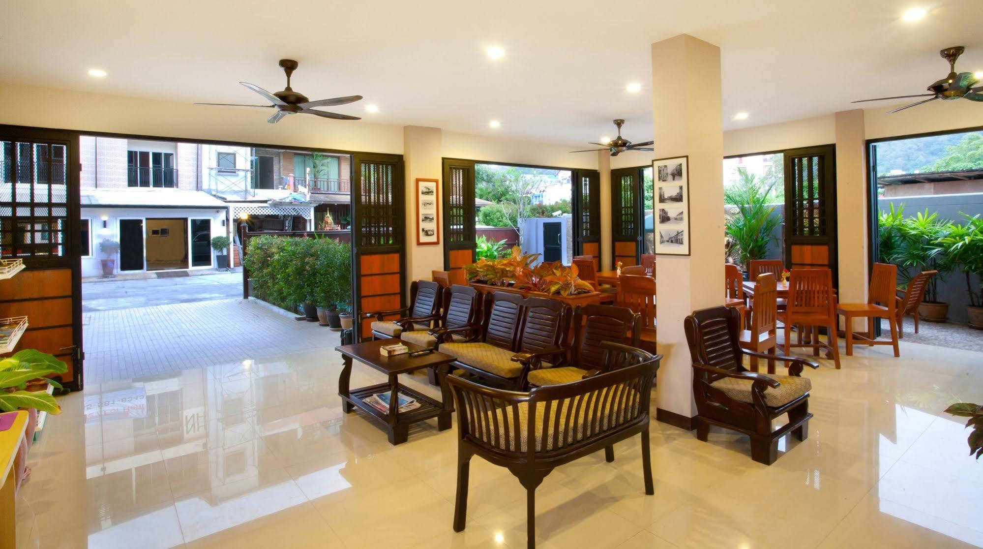 Pool House Aparthotel 3*