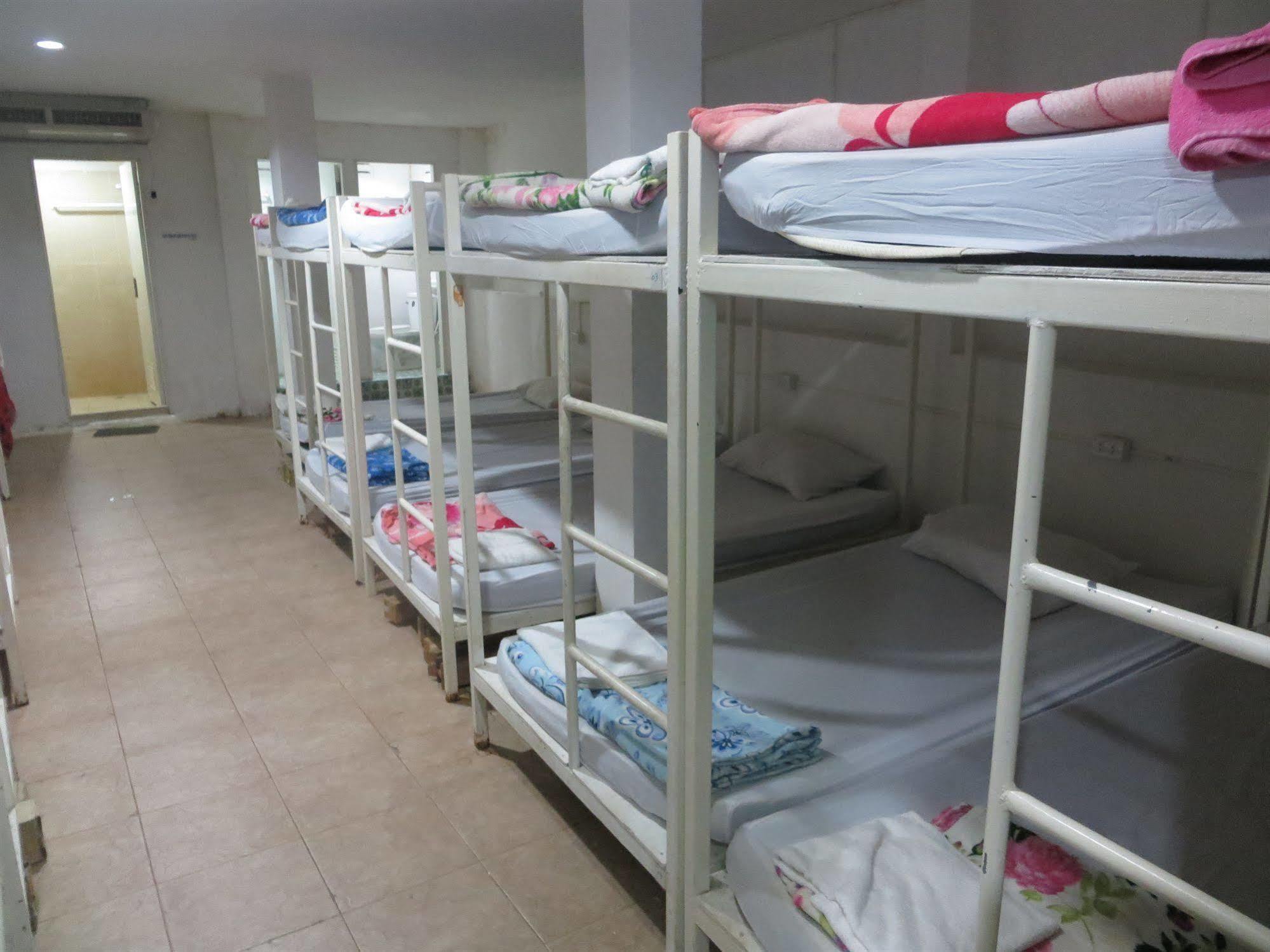 Lucky House Dorm Hotel Phi Phi Don