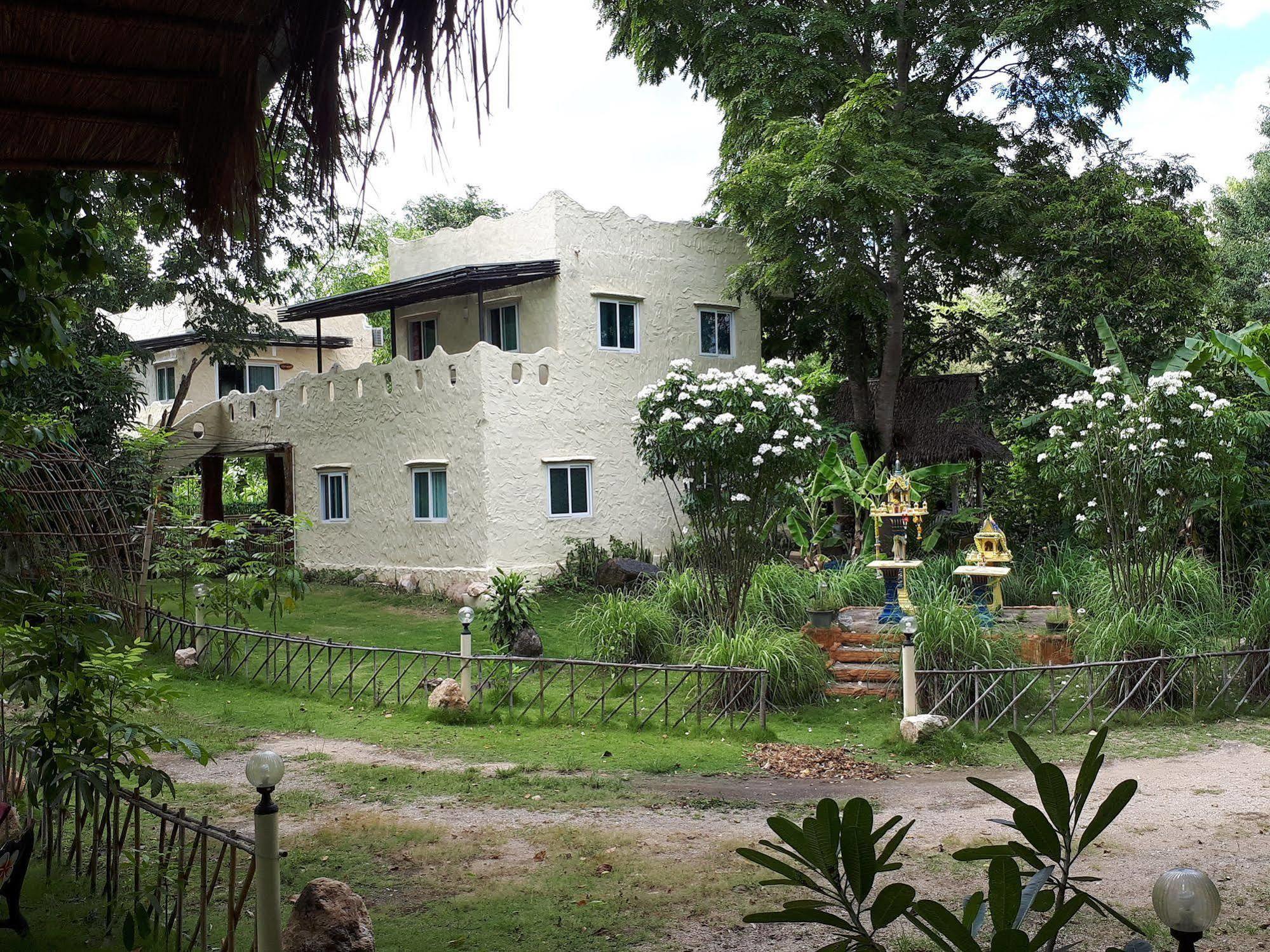 Baansongkhata Resort 2*