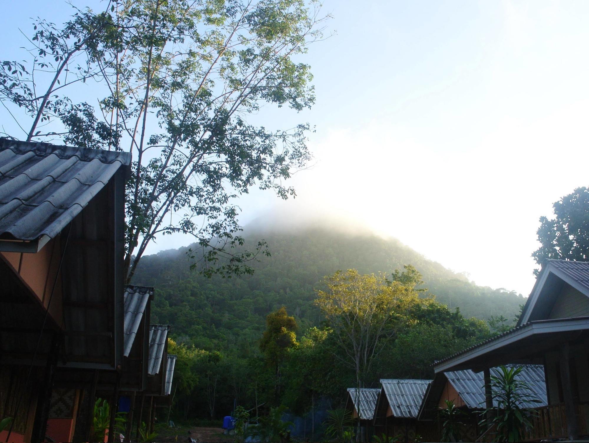 Coral Bay Lodge *