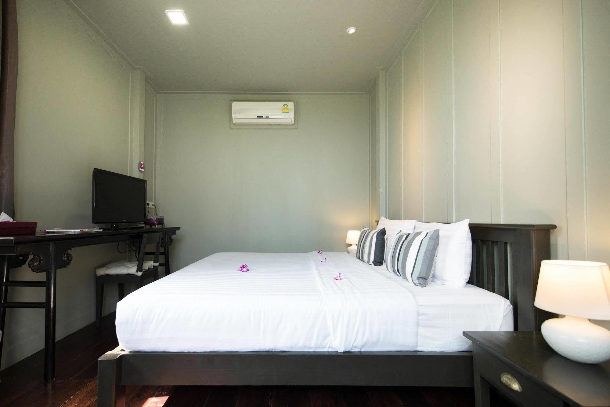 Dorm Of Happiness By Tharaburi *