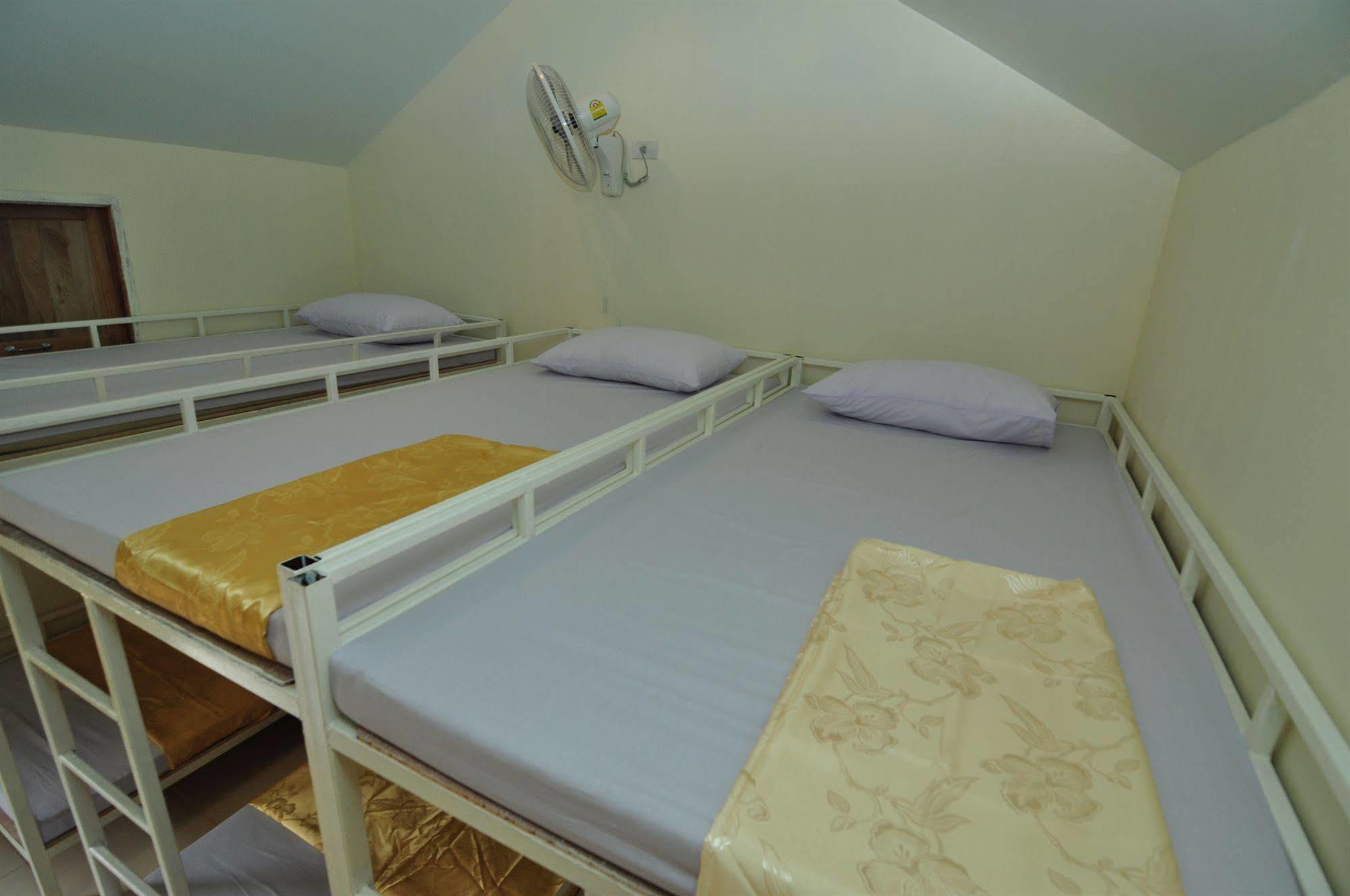 Hotel Blanco Dorm & Restaurant Phi Phi Don