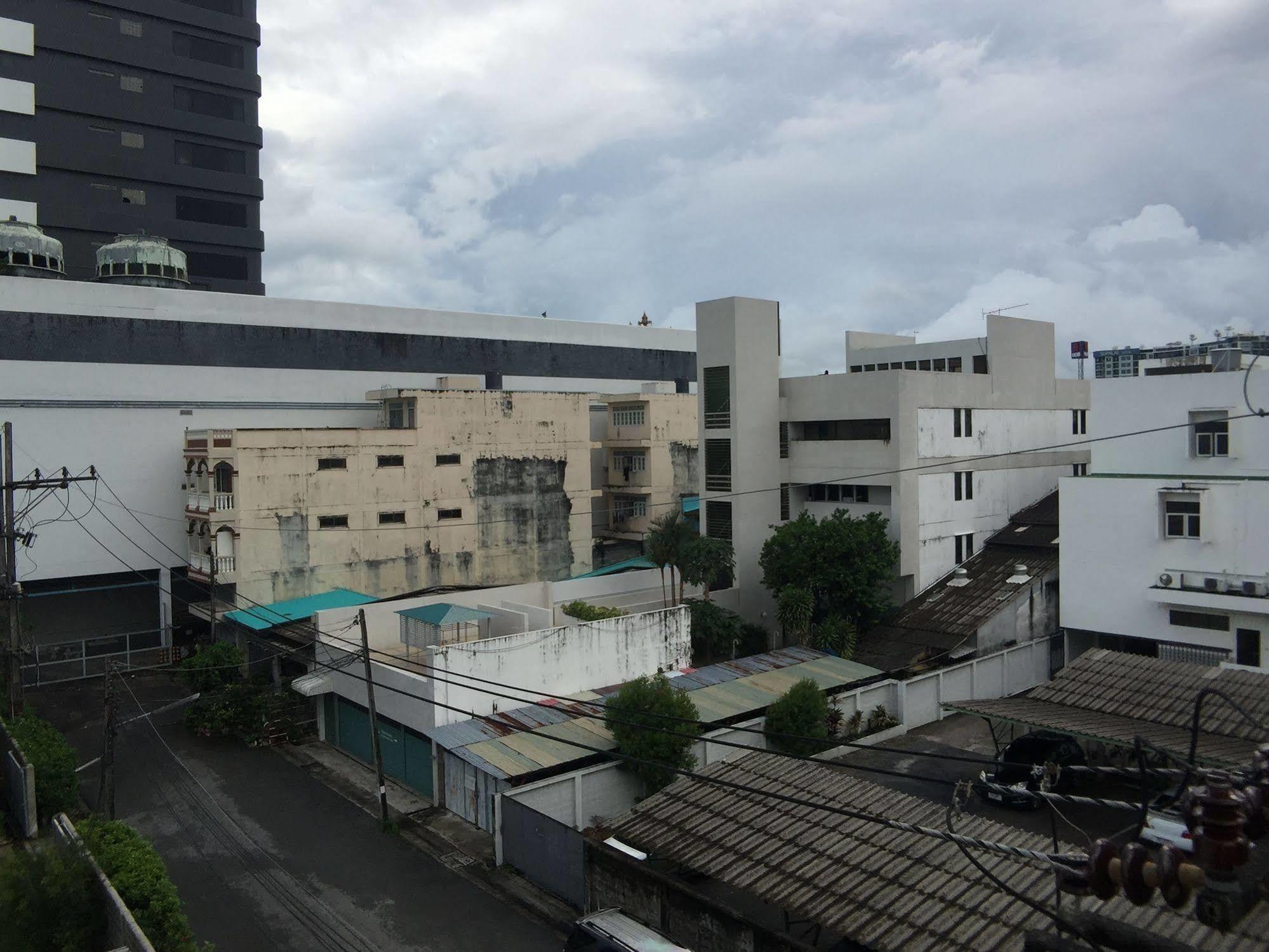 Ekkamon Inn