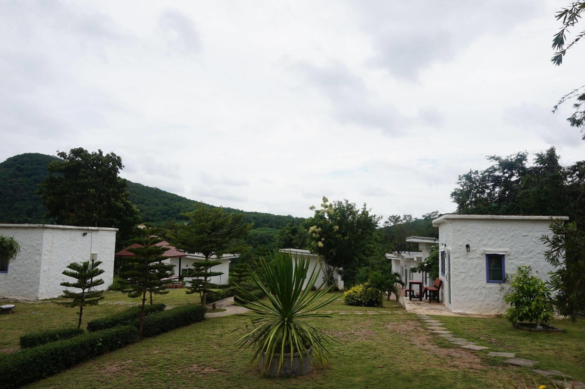 Resort White Rock 3*