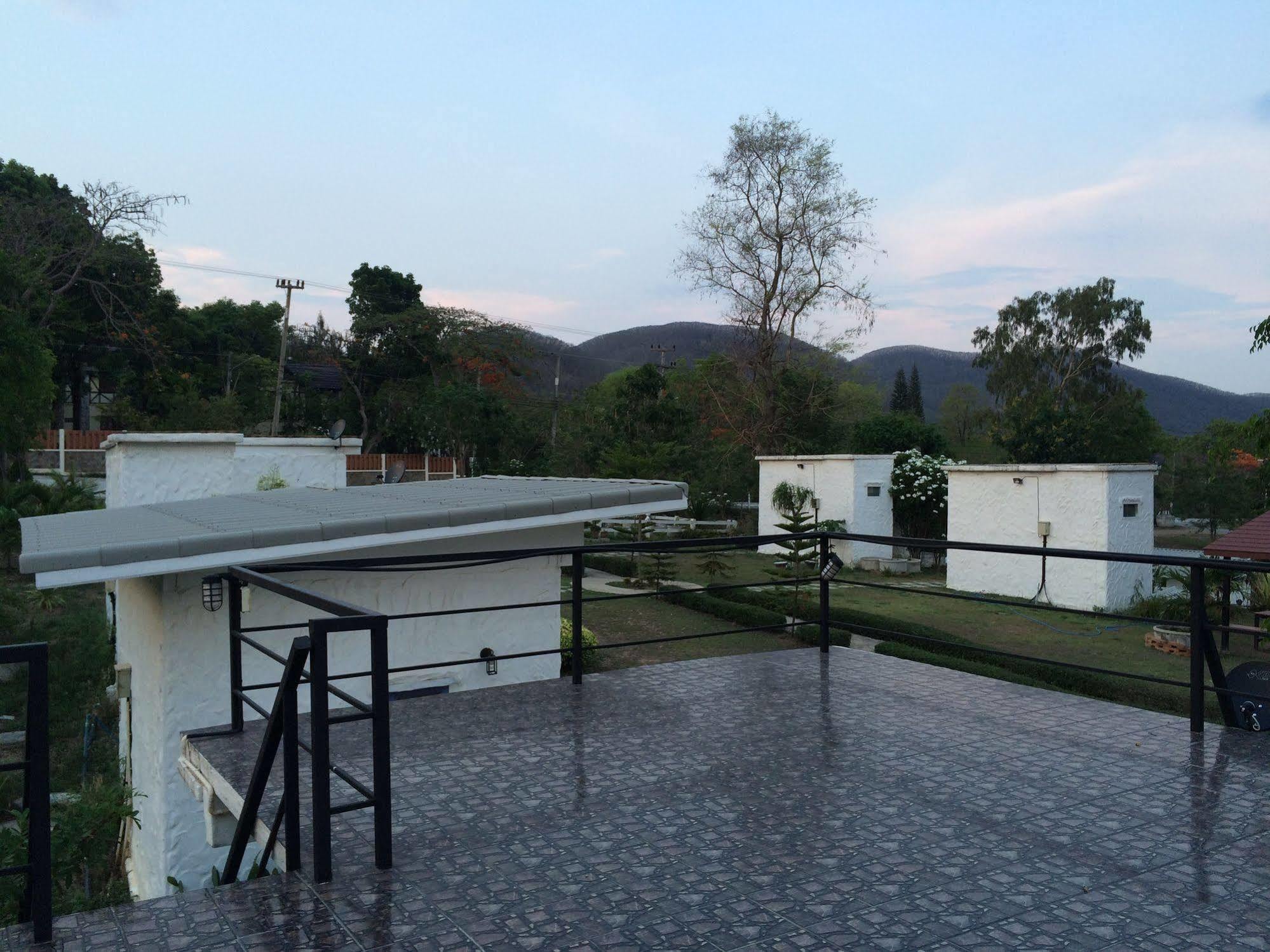 Resort White Rock 3*