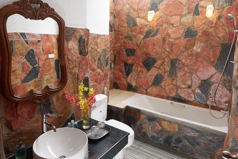 Hotel Sara Beachfront Boutique Pathiu