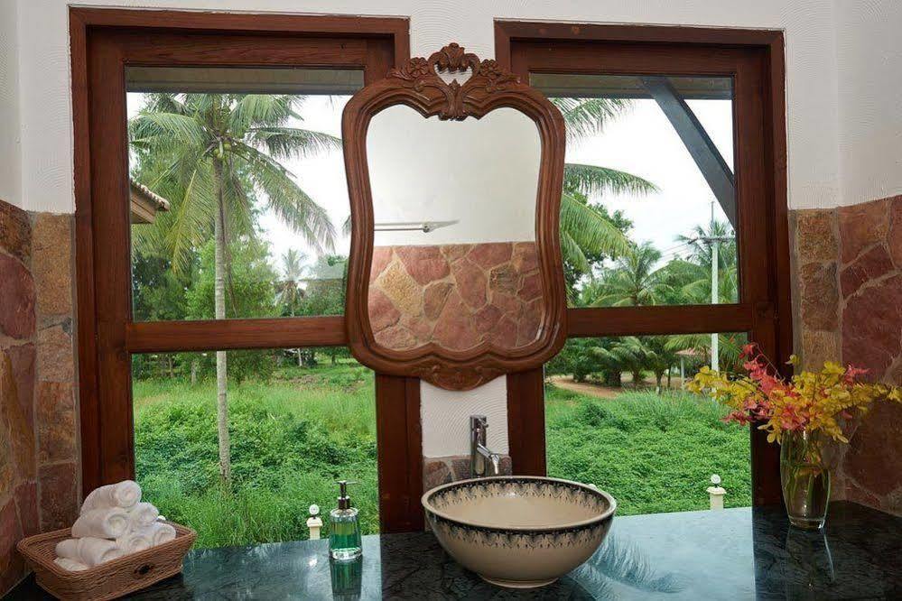 Hotel Sara Beachfront Boutique Pathiu