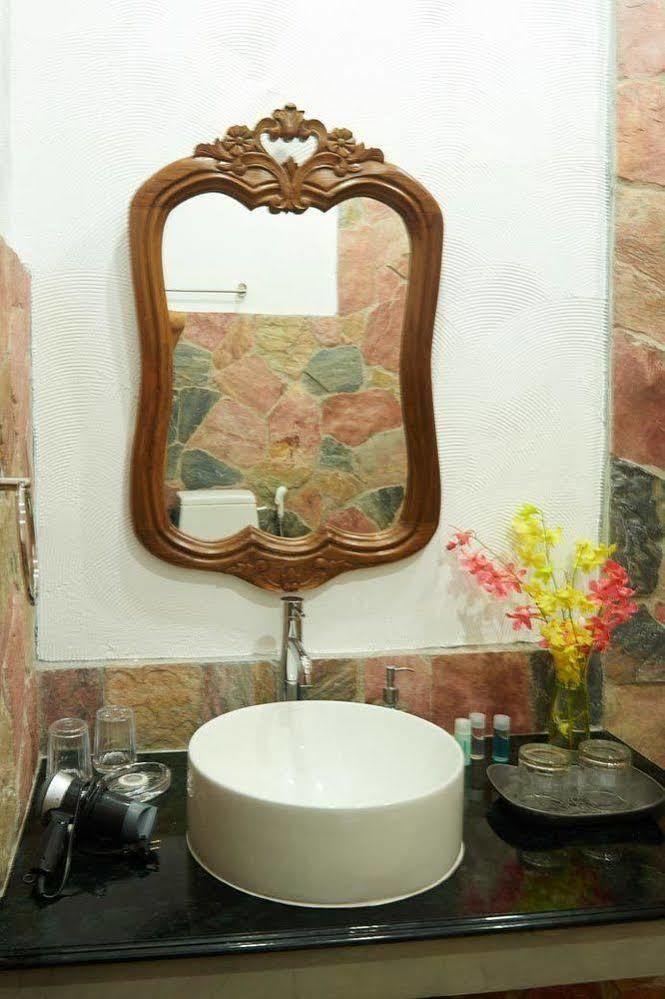 Sara Beachfront Boutique Hotel Pathiu