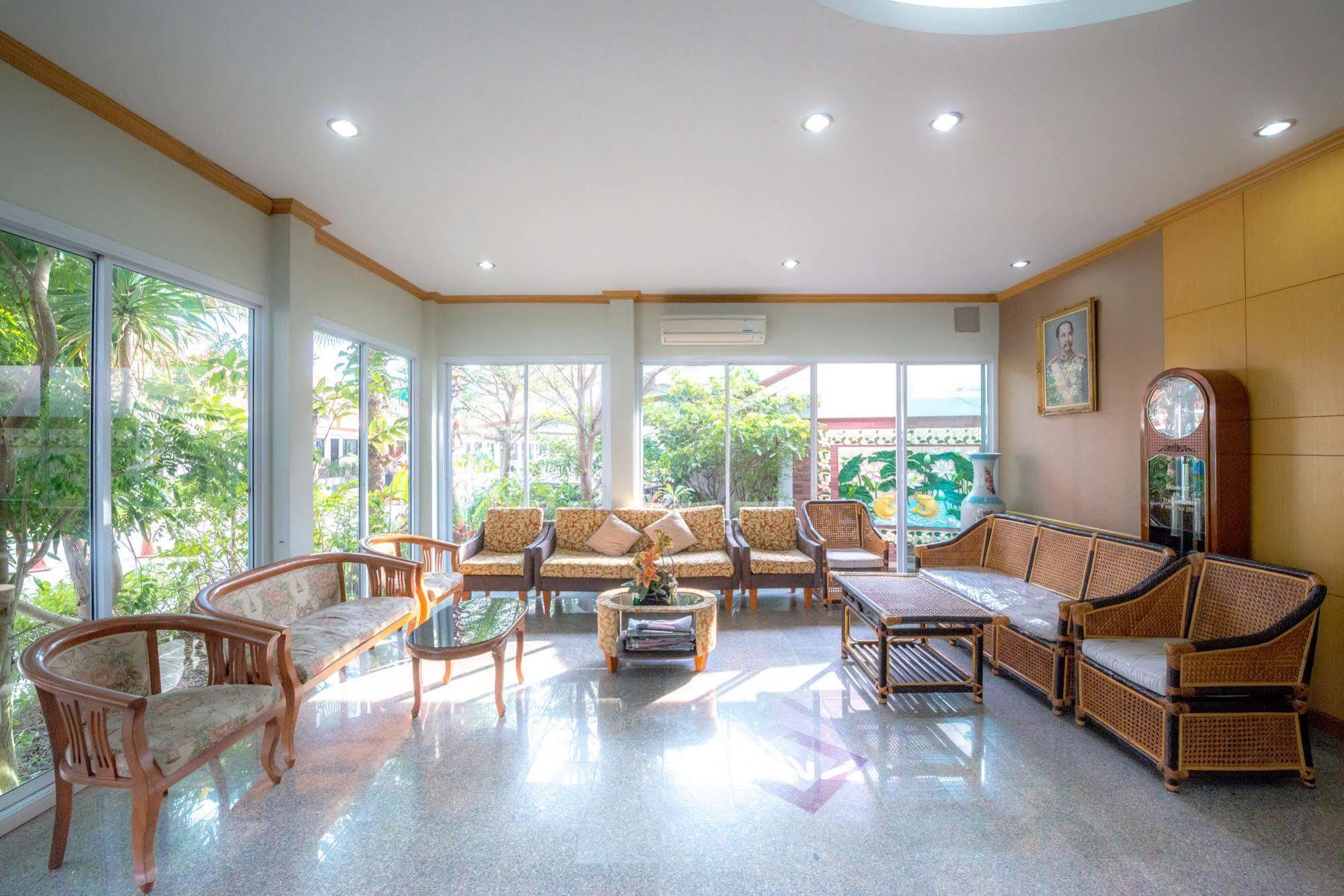 Martina Hotel Surin