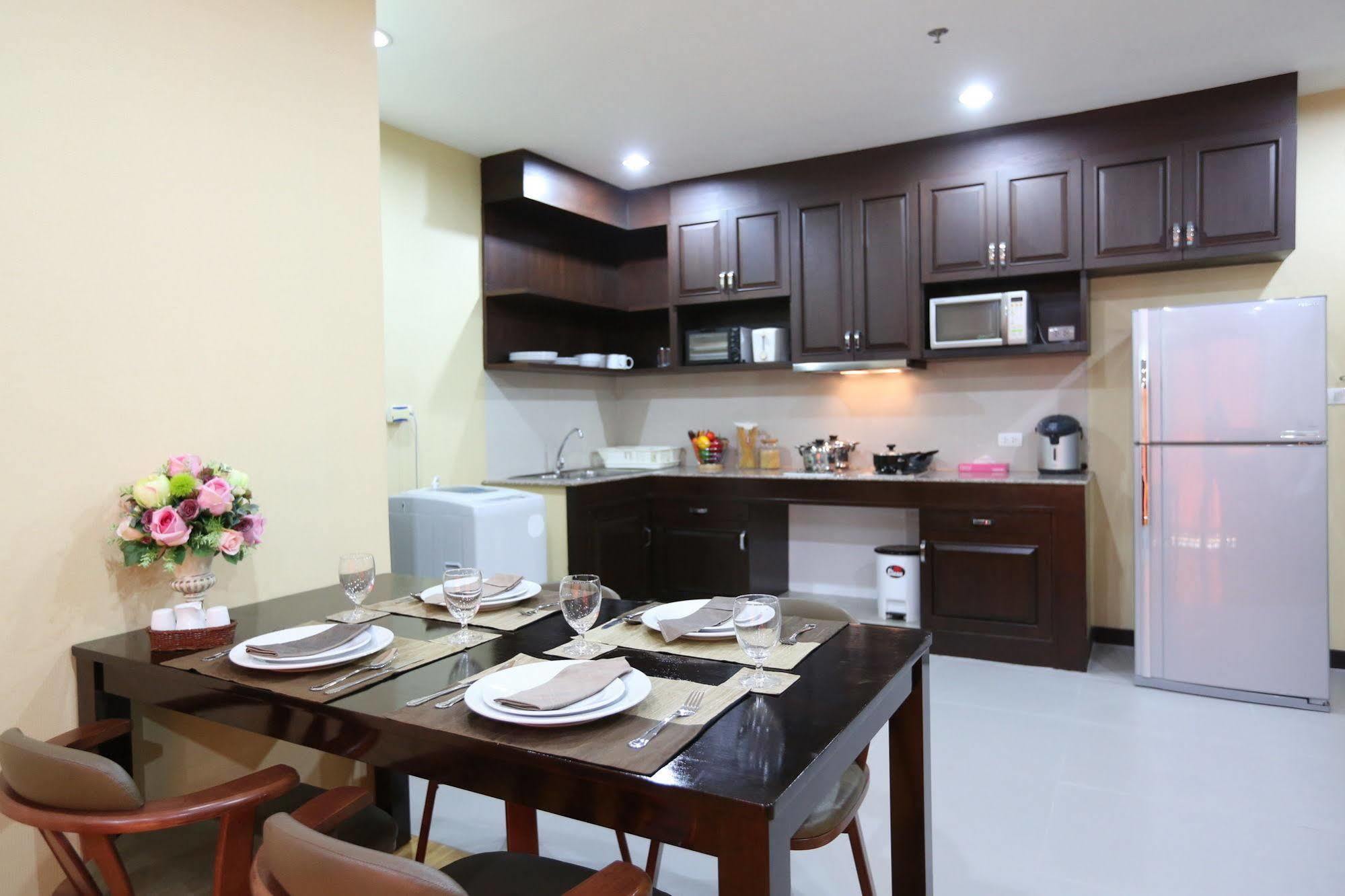 J Town Serviced Apartments&hotel Si Racha