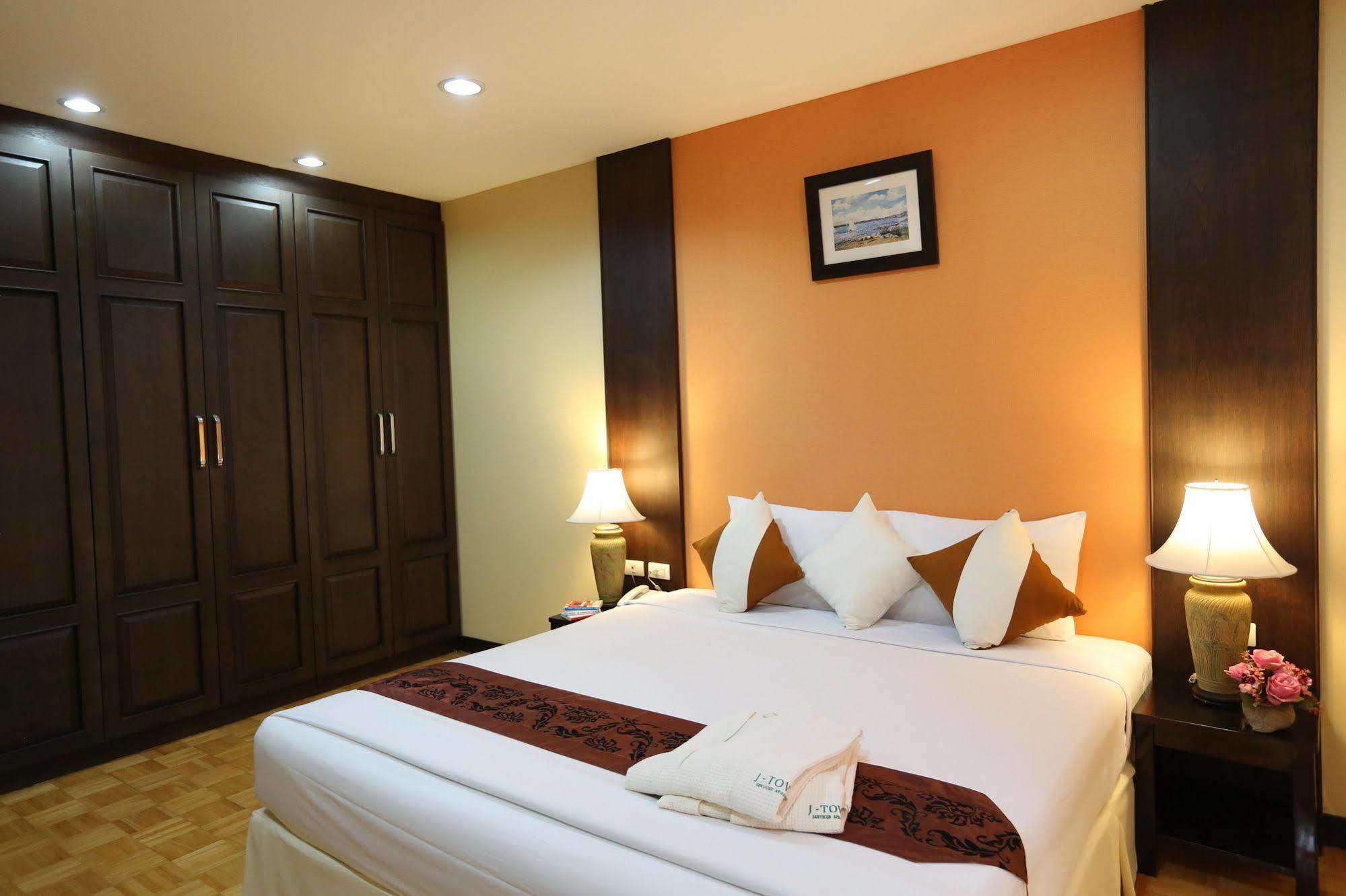 J Town Serviced Apartments&hotel 3* Si Racha