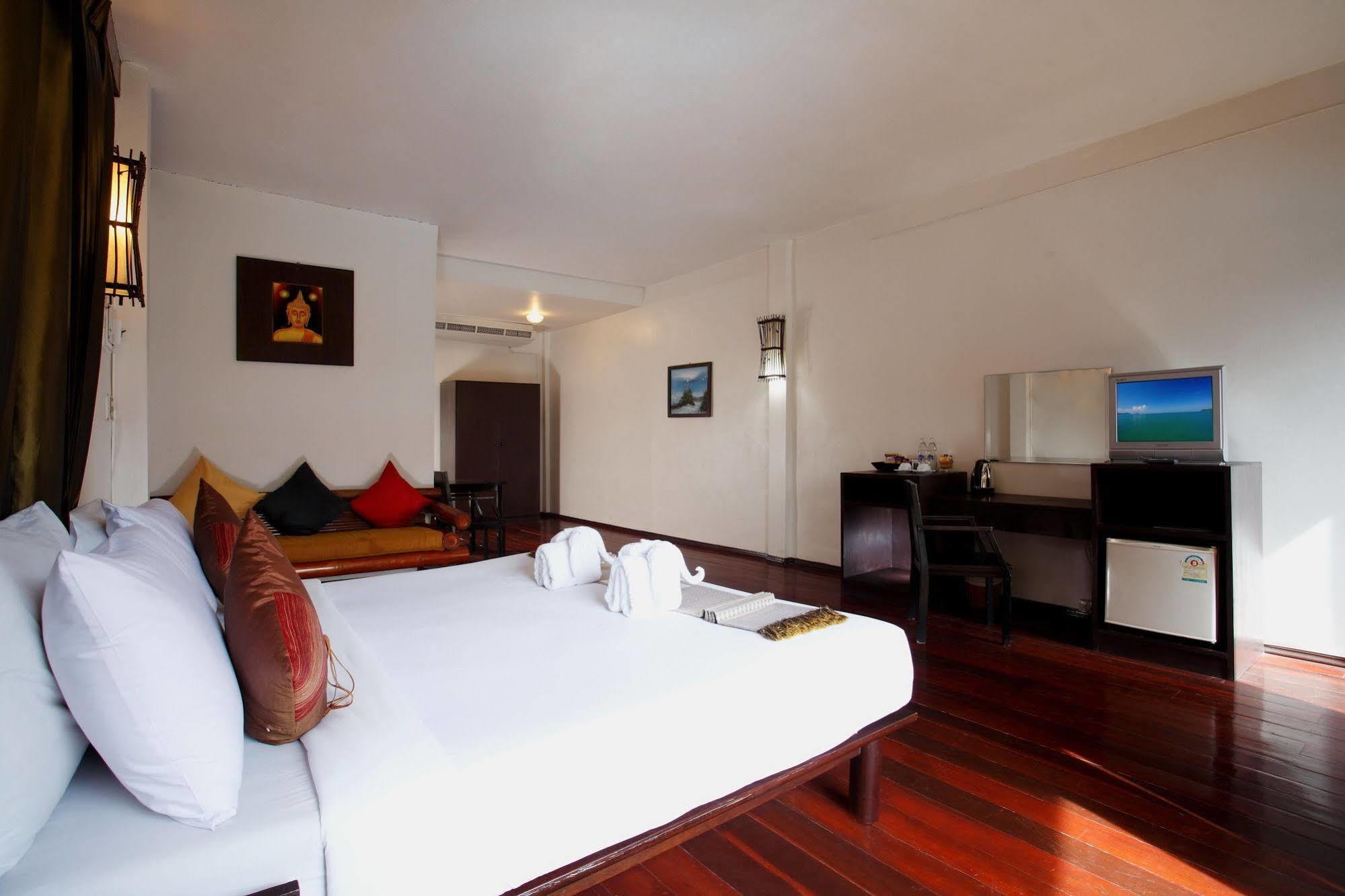 Hotel Bamboo &